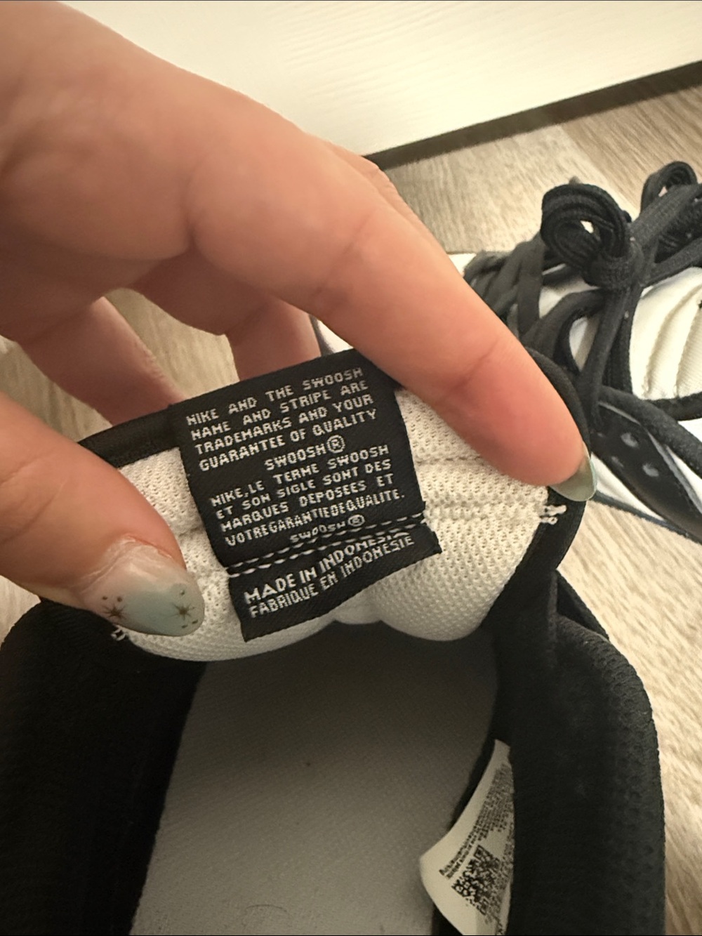 Nike Women’s Black & White Low Top Sneakers - Picture 2 of 6